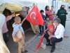 BAŞKAN YAVUZ ÇADIRDA YAŞAYAN ÇOCUKLARIN BAYRAMINI KUTLAYIP AYAKKABI HEDİYE  ETTİ