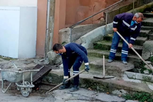 YAĞMUR SUYU DEŞARJ NOKTALARI TEMİZLENİYOR