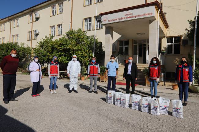 HBB’DEN HATAY HUZUREVİ’NE HİJYEN SETİ HBB’DEN KORONAVİRÜS İLE MÜCADELEDE YAŞLILARA DESTEK