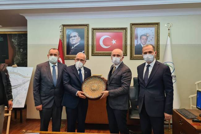 ULAŞTIRMA BAKANI KARAİSMAİLOĞLU’NDAN  BELEDİYE BAŞKANI TOSYALI’YA ZİYARET