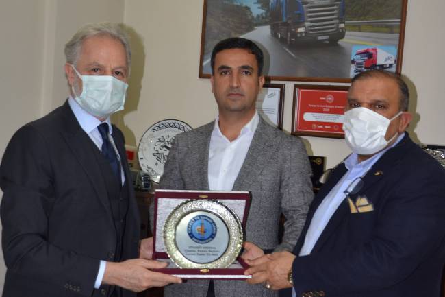 İTSO Yönetimi İş insanı Uluslararası Nakliyat İşletme Sahibi Abdo Mercimek’e Plaket Takdim Etti.