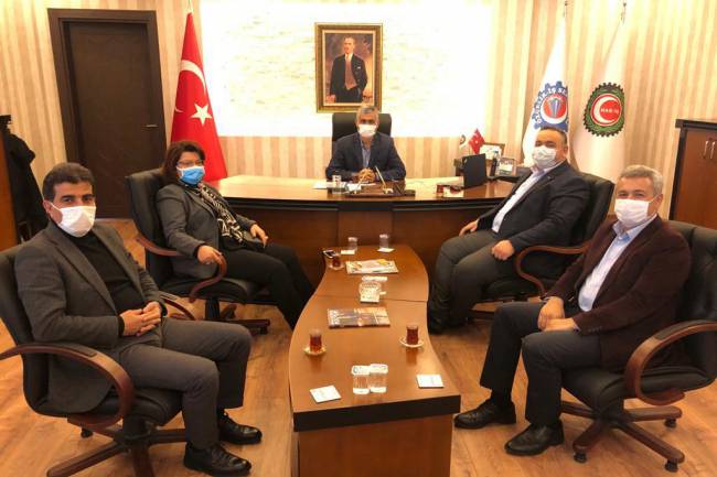 CHP Hatay Milletvekili Sayın Suzan Şahin    Özçelik-İş  Sendikası İskenderun Şubesine gelerek  Şube Başkanımız Mehmet Güngör ve Şube Yönetim Kurulu Üyelerimizi ziyaret ettiler. 