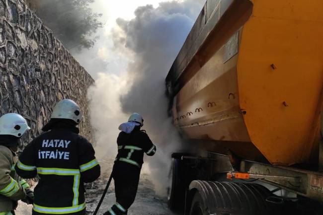 HBB İTFAİYESİNDEN HIZLI MÜDAHALE İSKENDERUN’DAKİ YANAN ARAÇ HBB İTFAİYESİ TARAFINDAN SÖNDÜRÜLDÜ