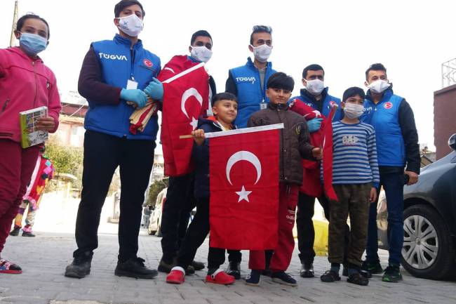 Antakya Belediyesi ve TÜGVA İş Birliği ile   ÇOCUKLARLA KÜÇÜK MUTLULUKLAR PAYLAŞILDI 