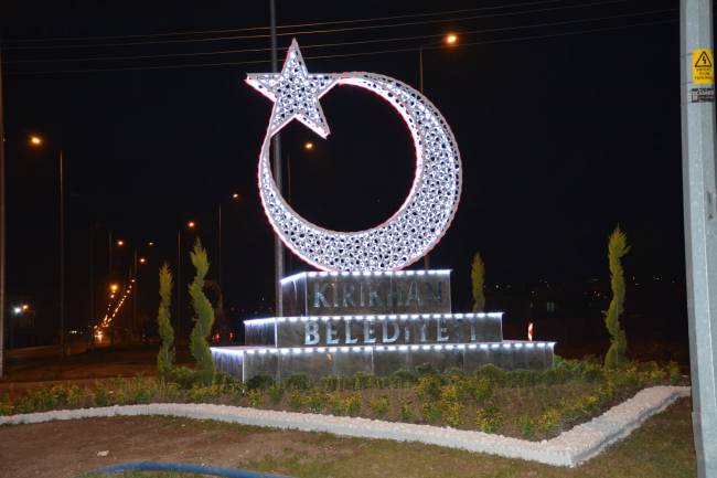 BAŞKAN YAVUZ; “KIRIKHAN'IN DÖRT BİR YANINI AY YILDIZ İLE SÜSLEMEYE DEVAM EDİYORUZ”