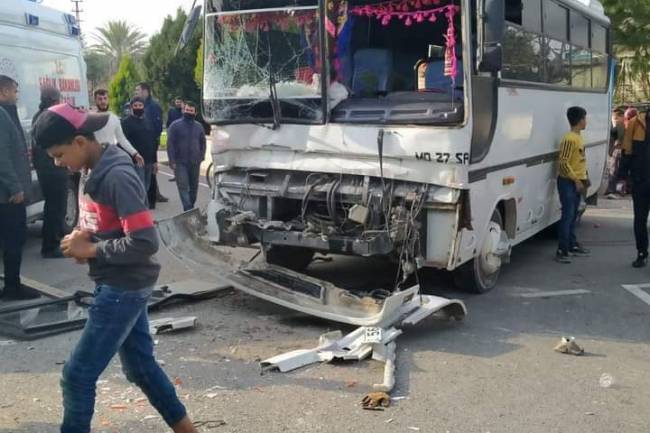 Tarım işçilerini taşıyan iki minibüs kafa kafaya çarpıştı: 6 yaralı