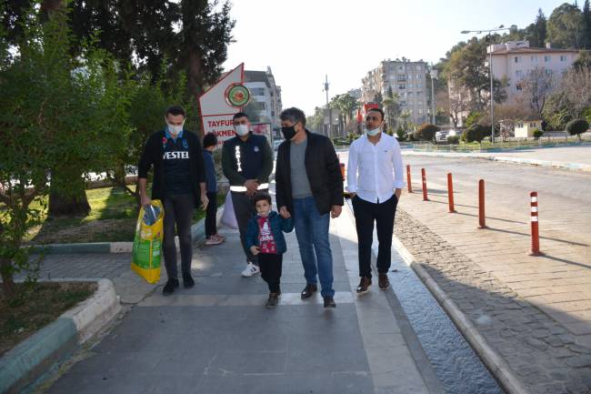 BAŞKAN YAVUZ TORUNU ALP İLE BİRLİKTE SOKAK HAYVANLARINI BESLEDİ