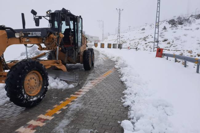 HBB KARLA MÜCADELE EDİYOR ŞENKÖY’DE KAPANAN YOLLARI HBB EKİPLERİ AÇTI