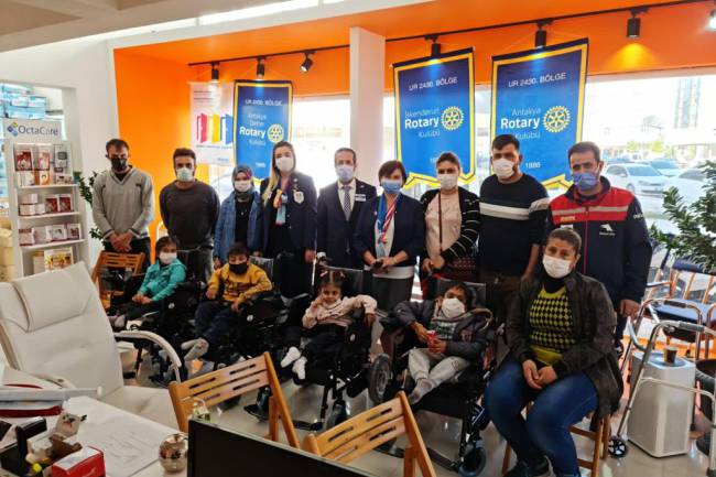 Hatay'da Spina Bifida Hastası çocuklara Akülü Sandalyeleri Teslim Edildi.