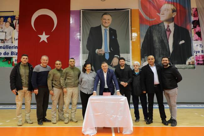 BAŞKAN SAVAŞ’A DOĞUM GÜNÜ SÜRPRİZİ HBB BAŞKANI SAVAŞ DOĞUM GÜNÜNÜ ÇALIŞMA ARKADAŞLARI İLE KUTLADI