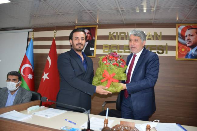 MHP KIRIKHAN İLÇE BAŞKANI HAMZA CİRNOOĞLU BAŞKAN YAVUZ’A ÇİÇEK VERDİ