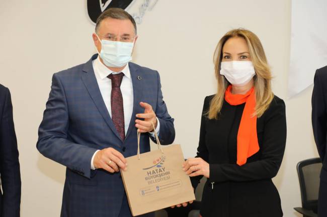 CHP KADIN KOLLARI GENEL BAŞKANI AYLİN NAZLIAKA LÜTFÜ SAVAŞ’I ZİYARET ETTİ NAZLIAKA: HATAY’DAKI IŞIK TÜM TÜRKIYE’YI AYDINLATSIN