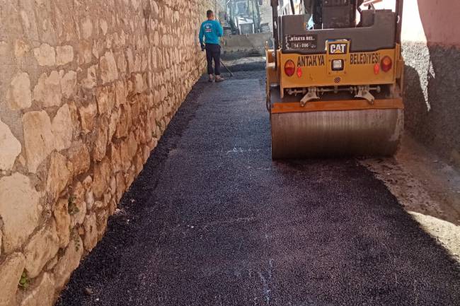 ANTAKYA BELEDİYESİ ALTYAPI ÇALIŞMALARI TAMAMLANAN YOLLARDA   ASFALTLAMA DEVAM EDİYOR