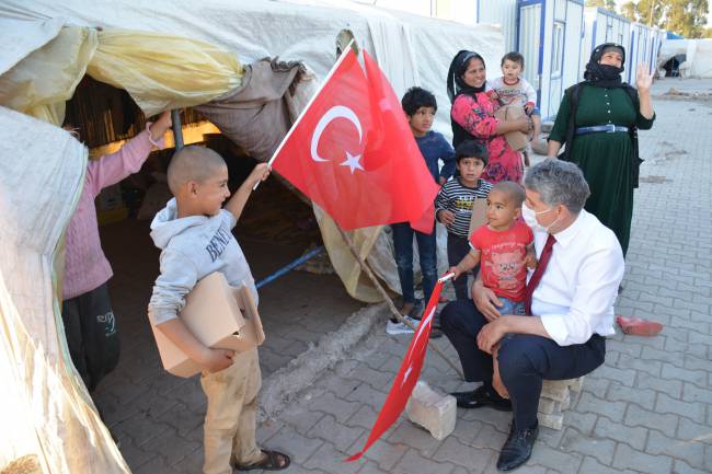 BAŞKAN YAVUZ ÇADIRDA YAŞAYAN ÇOCUKLARIN BAYRAMINI KUTLAYIP AYAKKABI HEDİYE  ETTİ