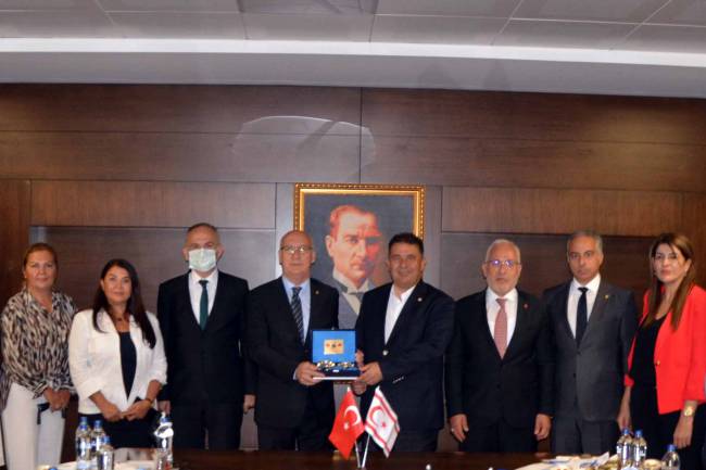 Kuzey Kıbrıs Türk Cumhuriyeti Başbakanı Ersan Saner, İskenderun Ticaret ve Sanayi Odasını ziyaret etti. İTSO Başkan Yardımcısı Yeter; “Coğrafi yakınlığımızı avantaja  çevirmek üzere Kıbrıslı iş insanlarını Hatay’a bekliyoruz”