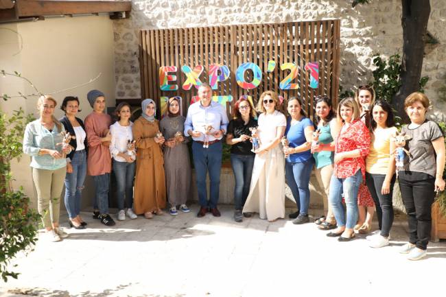 BAŞKAN SAVAŞ SANAT ATÖLYESİNDE HATAYLI KADINLAR İLE BİR ARAYA GELDİ SAVAŞ: İHTİYAÇ SAHİBİ ÇOCUKLARIMIZIN OKUL MASRAFLARINA KATKI SAĞLAYACAĞIZ