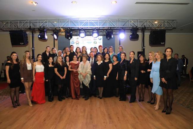 33 KADIN BELGESELİ’NİN GALASI YAPILDI HBB BAŞKANI LÜTFÜ SAVAŞ 33 KADIN BELGESELİ’NİN GALA GECESİNE KATILDI