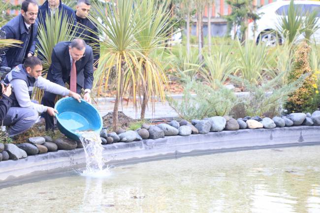 BİYOLOJİK EXPO GÖLETİ YAVRU BALIKLARI İLE BULUŞTU LÜTFÜ SAVAŞ: : KÜRESEL İKLİM KRİZİNE DİKKAT ÇEKMEK İSTEDİK