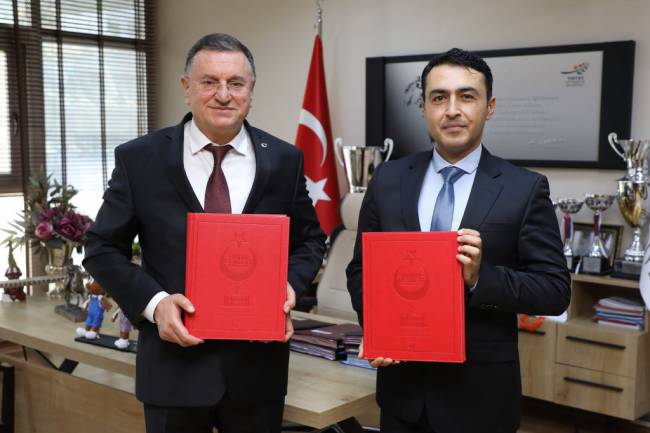 HBB BAŞKANI SAVAŞ’A ANLAMLI HEDİYE BAŞKAN SAVAŞ’TAN BASIN İLAN KURUMUNA TEBRİK HATAY’IN YAKIN TARİHİNE IŞIK TUTACAK BİR ESER: HATAY DEVLETİ RESMİ  GAZETESİ