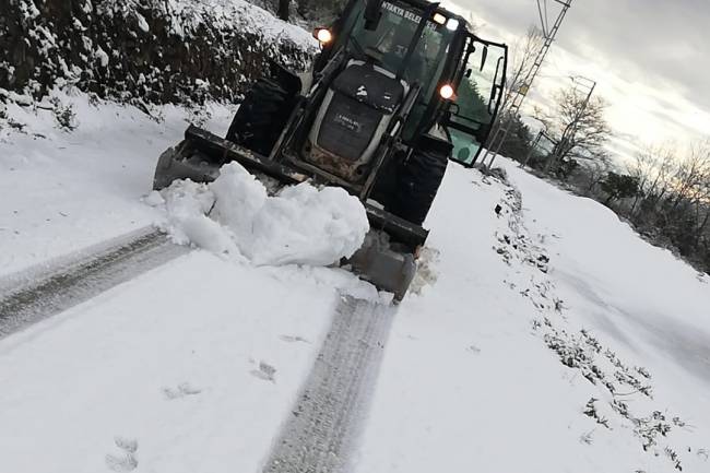 ANTAKYA BELEDİYESİ, KARLA KAPLI YOLLARI ULAŞIMA AÇTI 