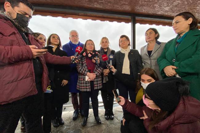 CHP’Lİ KADIN VEKİLLER SEDEF KABAŞ’I CEZAEVİNDE ZİYARET ETTİ 