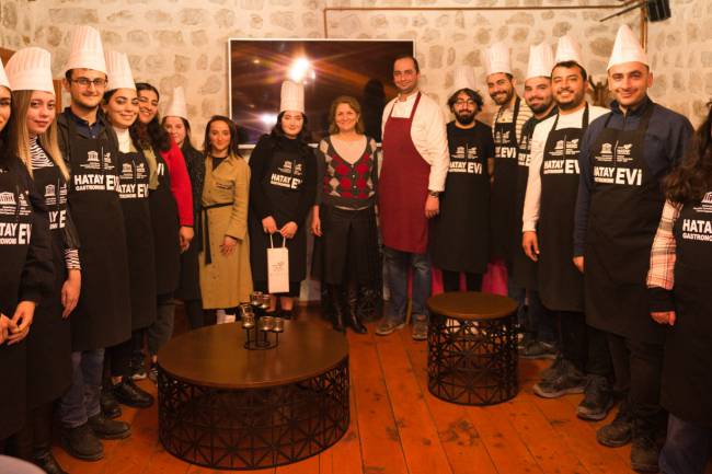 TÜRKİYE’NİN LEZZET KÖŞESİ HATAY’IN AŞÇI ADAYLARI ÖNLÜKLERİNİ KUŞANDI 2. AŞÇILIK OKULU İÇİN ÖNLÜKLER GİYİLDİ 2. AŞÇILIK OKULU BAŞLADI