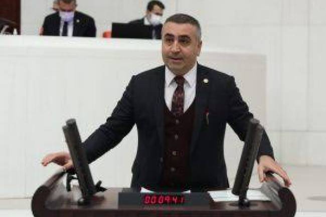 "Su bulamadık, mahalleye su yok. Asfalt bulamadık, mahalleye yol yok. Seçim zamanı gelince de Büyükşehir sana oy yok."