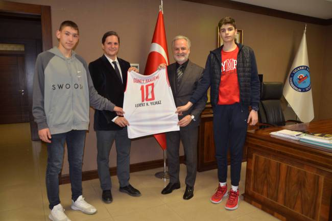 Basketbol U15 Milli Takımına Seçilen Sporcular İTSO’yu Ziyaret Etti
