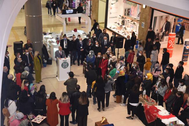 DÜNYA KADINLAR GÜNÜ SERGİSİ AÇILDI