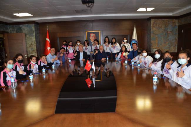 Namık Kemal Ortaokulunun Başarılı Sporcuları İTSO’yu Ziyaret Etti