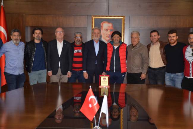 İskenderun Veteranlar Spor Kulübü Yönetiminden İTSO Başkanı Yılmaz’a Plaket