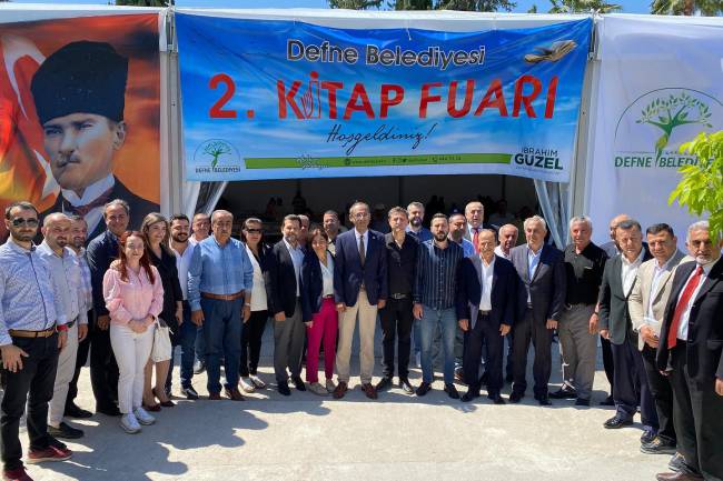 DEFNE BELEDİYESİ 2. KİTAP FUARI AÇILDI BAŞKAN GÜZEL: DEFNE HALKINI BİLGİ KAYNAKLARIYLA, KİTAPLARLA  BULUŞTURMAYA DEVAM EDECEĞİZ