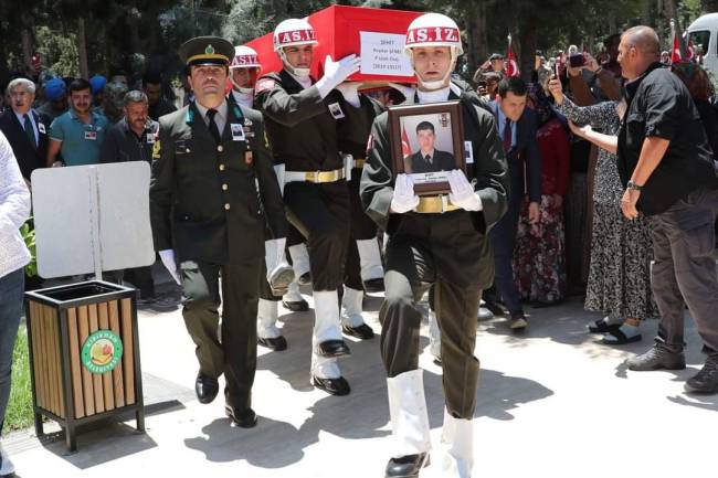 HATAYLI ŞEHİDİNİ SON YOLCULUGUNA UGURLADI
