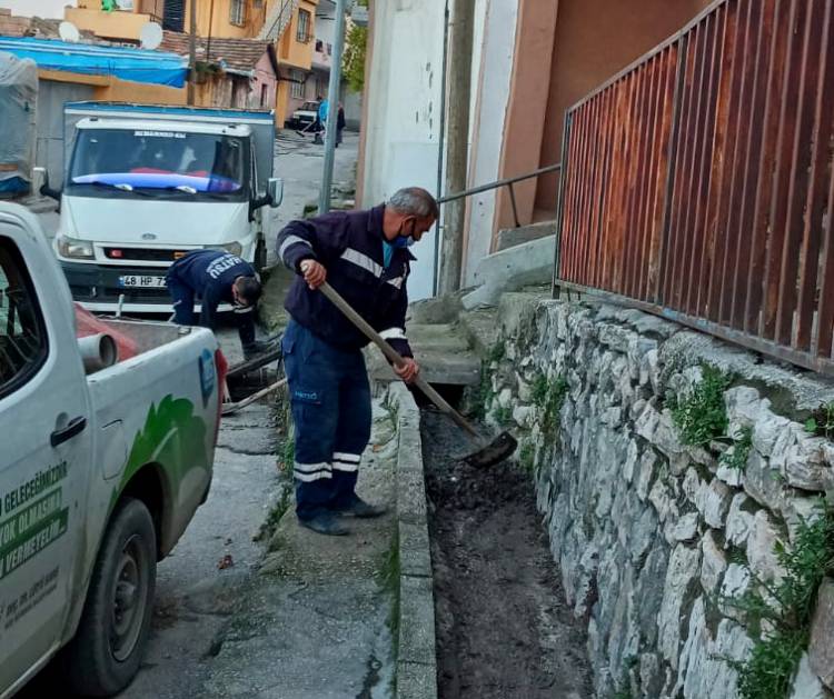 YAĞMUR SUYU DEŞARJ NOKTALARI TEMİZLENİYOR