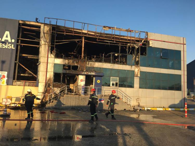 BÜYÜKŞEHİR İTFAİYESİ YANGINA ANINDA MÜDAHALE ETTİ