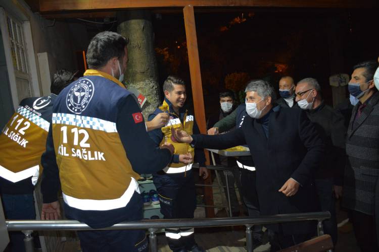 BAŞKAN YAVUZ YILBAŞI GECESİ GÜVENLİK GÜÇLERİ VE SAĞLIK ÇALIŞANLARINI YALNIZ  BIRAKMADI