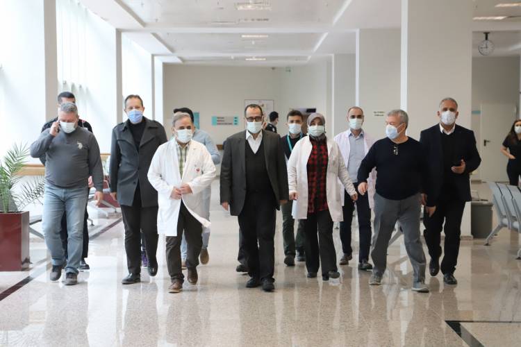 İL SAĞLIK MÜDÜRÜ Dr. Mustafa HAMBOLAT KOVİD-19 AŞI HİZMET ALNLARINDA İNCELEMELERDE BULUNDU    