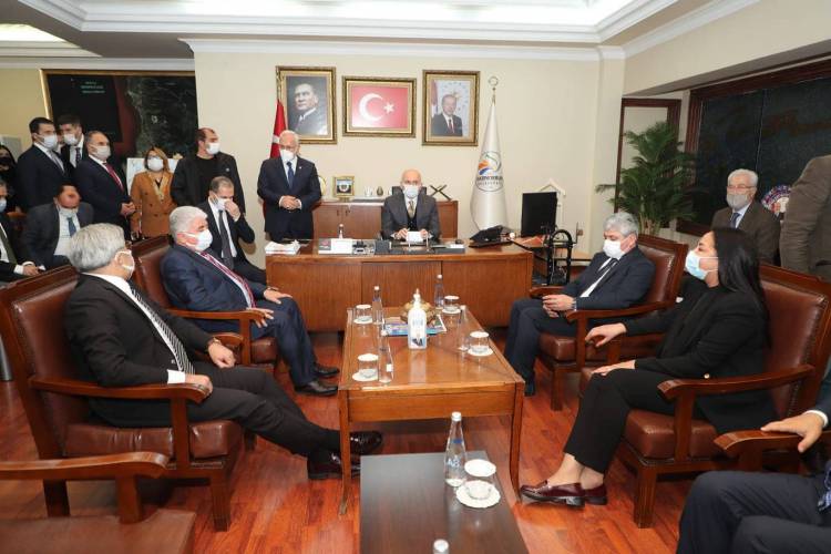 ULAŞTIRMA BAKANI KARAİSMAİLOĞLU’NDAN  BELEDİYE BAŞKANI TOSYALI’YA ZİYARET