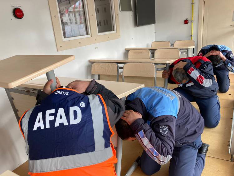 HBB EKİPLERİ DEPREM RİSKİNE KARŞI HAZIR AFAD’IN GEZİCİ TIR’I İSKENDERUN’DA