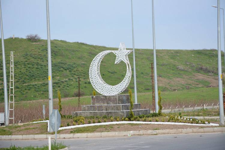 BAŞKAN YAVUZ; “KIRIKHAN'IN DÖRT BİR YANINI AY YILDIZ İLE SÜSLEMEYE DEVAM EDİYORUZ”