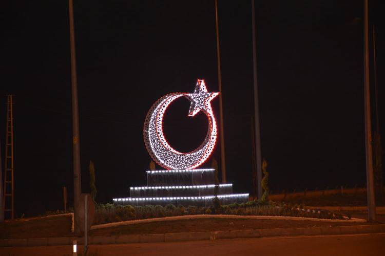 BAŞKAN YAVUZ; “KIRIKHAN'IN DÖRT BİR YANINI AY YILDIZ İLE SÜSLEMEYE DEVAM EDİYORUZ”