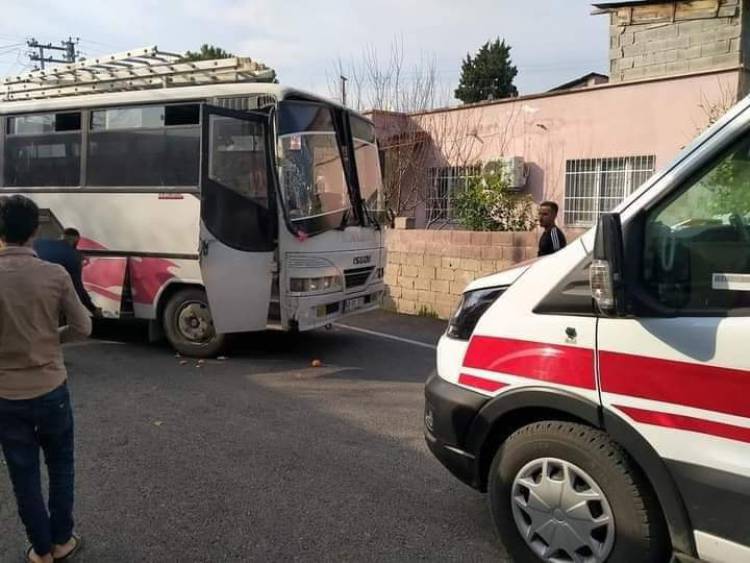 Tarım işçilerini taşıyan iki minibüs kafa kafaya çarpıştı: 6 yaralı