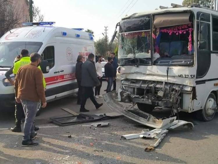 Tarım işçilerini taşıyan iki minibüs kafa kafaya çarpıştı: 6 yaralı