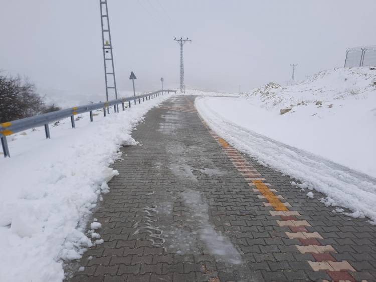 HBB KARLA MÜCADELE EDİYOR ŞENKÖY’DE KAPANAN YOLLARI HBB EKİPLERİ AÇTI