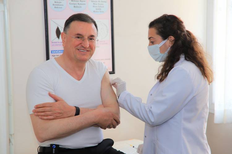 BAŞKAN SAVAŞ İKİNCİ DOZ KORONAVİRÜS AŞISI YAPTIRDI SAVAŞ: “BİR AŞI BİR HAYAT KURTARIR”