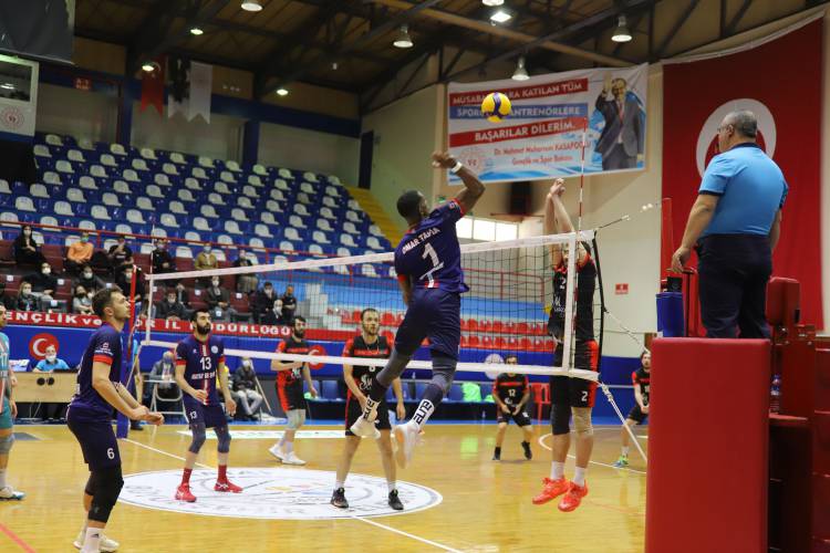 HATAY BÜYÜKŞEHİR BELEDİYESPOR’UN ZİRVE MÜCADELESİ SÜRÜYOR MAVİ-BEYAZLILAR YOLUNA KAYIPSIZ DEVAM EDİYOR