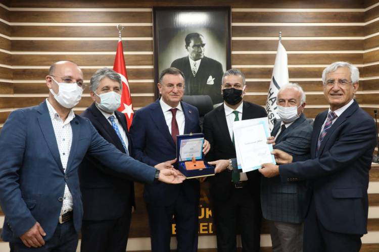 BAŞKAN GÜVEN “ YILIN GASTRONOMİ ŞEHRİ” ÖDÜLÜNÜ BAŞKAN SAVAŞ’A TESLİM  ETTİ