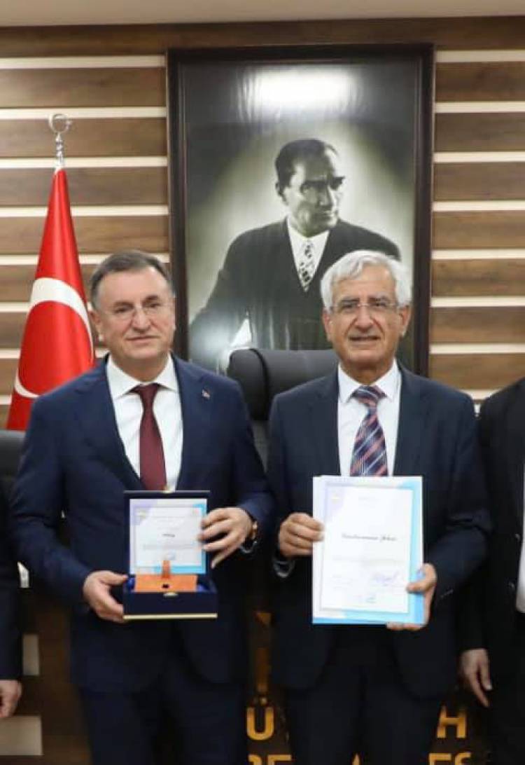 BAŞKAN GÜVEN “ YILIN GASTRONOMİ ŞEHRİ” ÖDÜLÜNÜ BAŞKAN SAVAŞ’A TESLİM  ETTİ