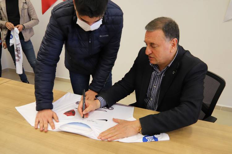 BAŞKAN SAVAŞ ALTINÖZÜLÜ GENÇLER İLE BİR ARAYA GELDİ  LÜTFÜ SAVAŞ ALTINÖZÜLÜ GENÇLERİ DİNLEDİ