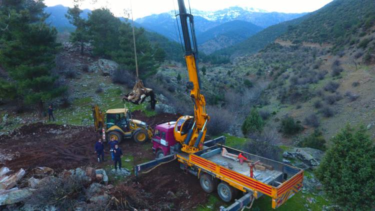 HBB İTFAİYE EKİPLERİ DEREYE DÜŞEN İNEĞİ KURTARDI  HBB İTFAİYE EKİBİNDEN BAŞARILI MÜDAHALE